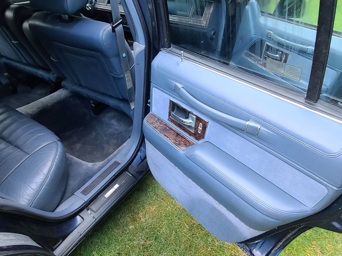 Lincoln-town-car-executive-1991-blue-11