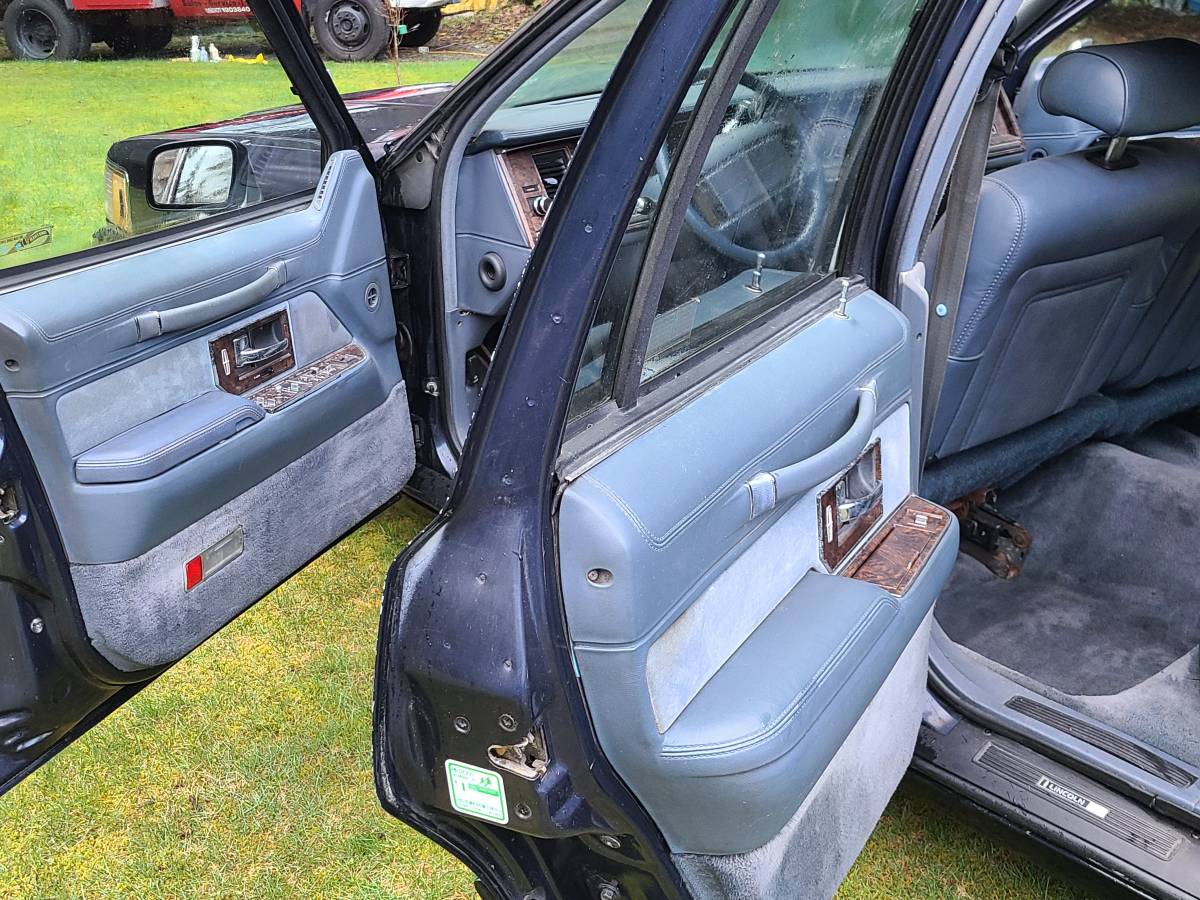 Lincoln-town-car-executive-1991-blue-8