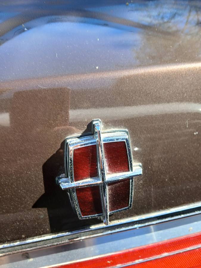 Lincoln-town-car-signature-1981-brown