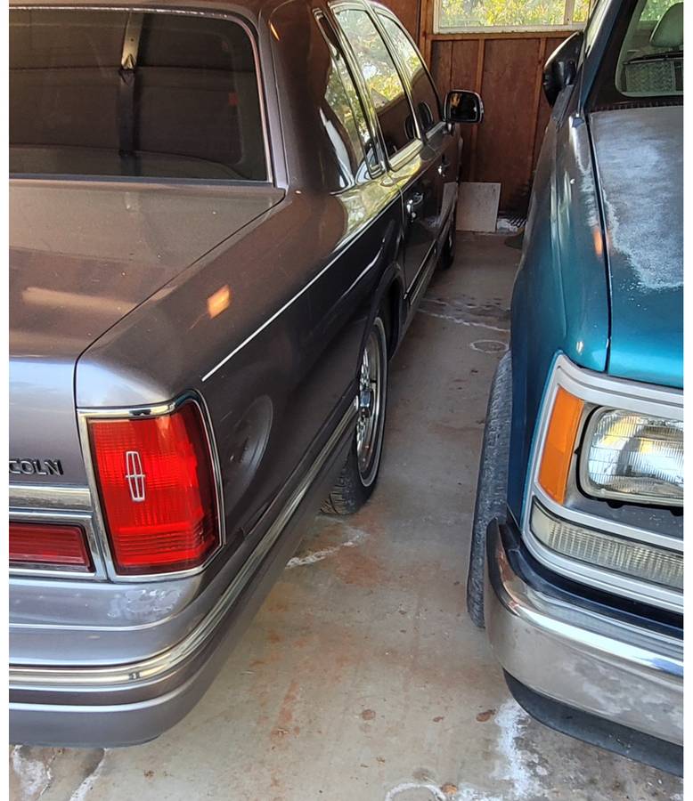 Lincoln-town-car-signature-1995-1