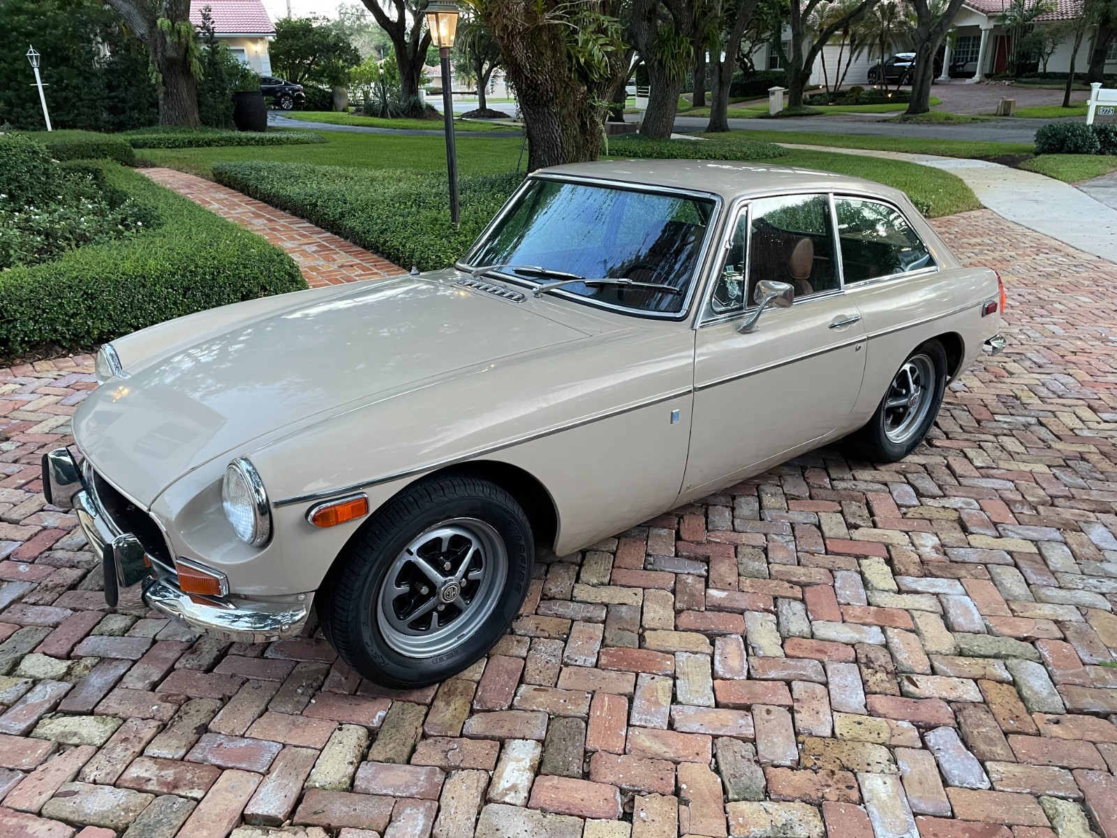 MG-MGB-1971-Coupe-1