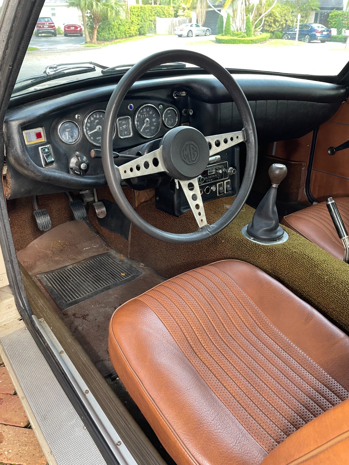 MG-MGB-1971-Coupe-11