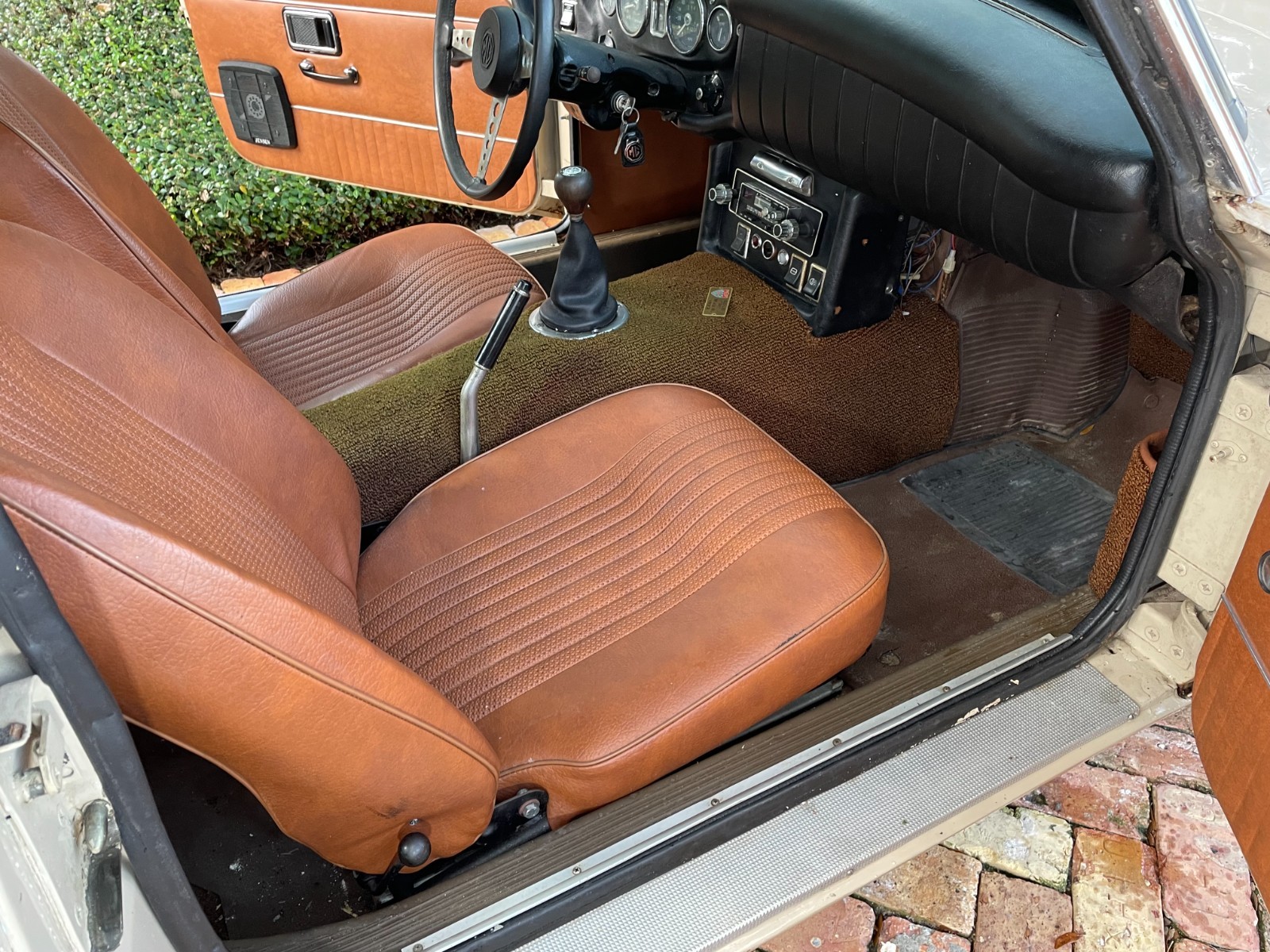 MG-MGB-1971-Coupe-12