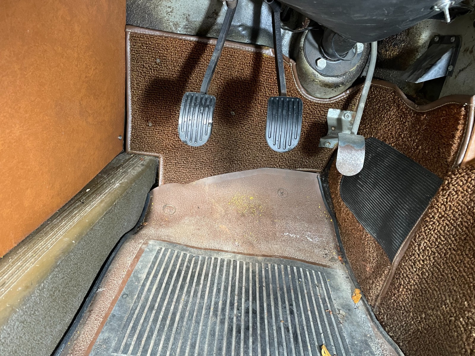 MG-MGB-1971-Coupe-15