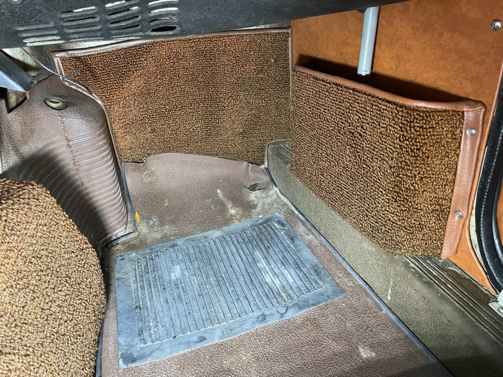 MG-MGB-1971-Coupe-16