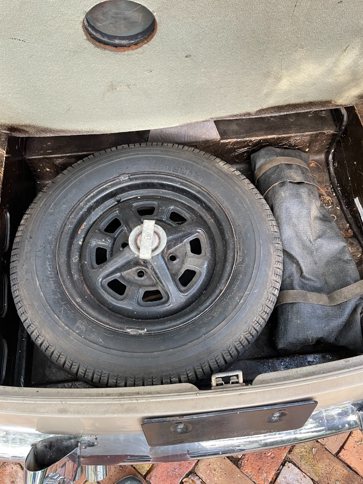 MG-MGB-1971-Coupe-33