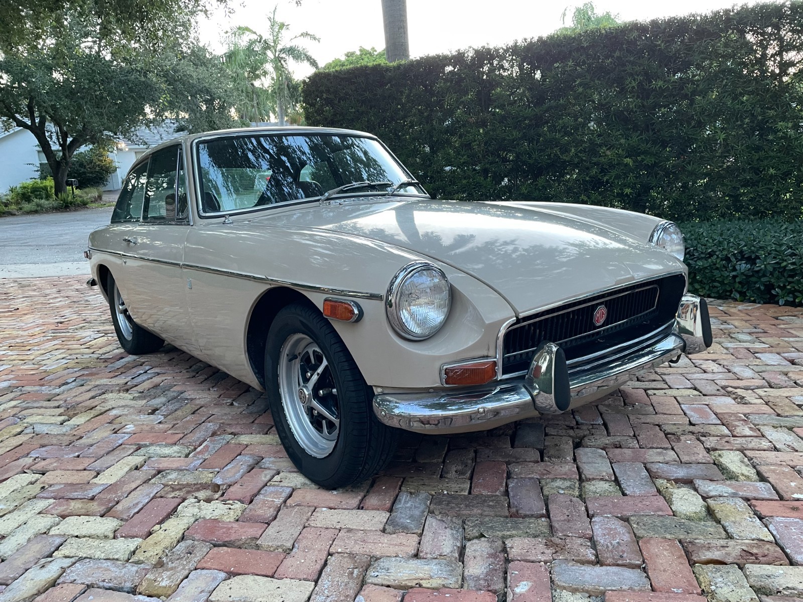 MG-MGB-1971-Coupe-6