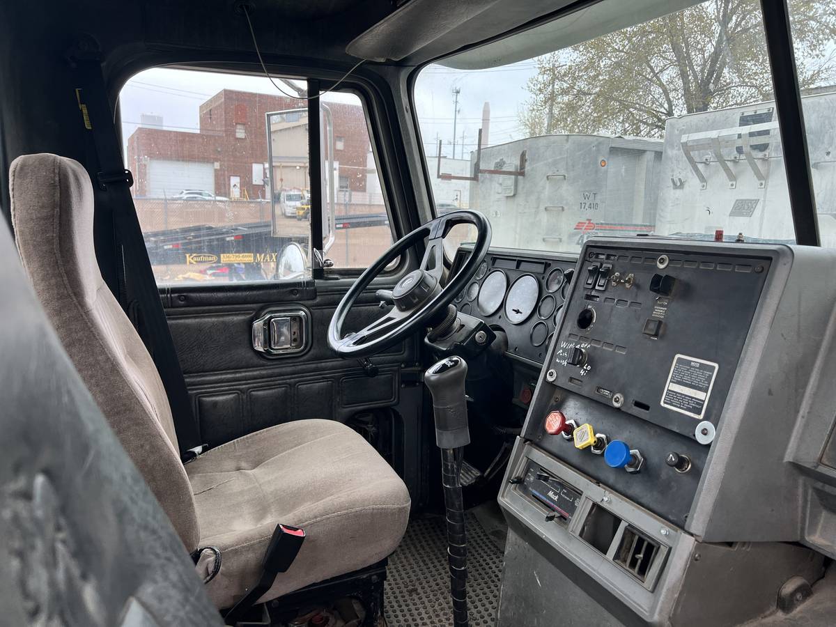 Mack-semi-ch613-diesel-1996-white-1