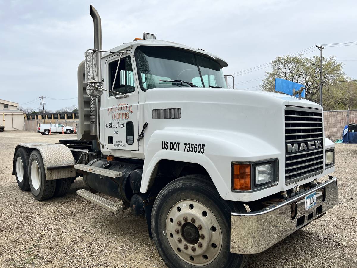 Mack-semi-ch613-diesel-1996-white
