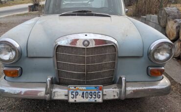 Mercedes-200d-diesel-1968-blue-10
