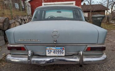 Mercedes-200d-diesel-1968-blue-11