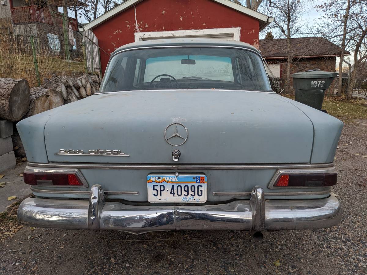 Mercedes-200d-diesel-1968-blue-11