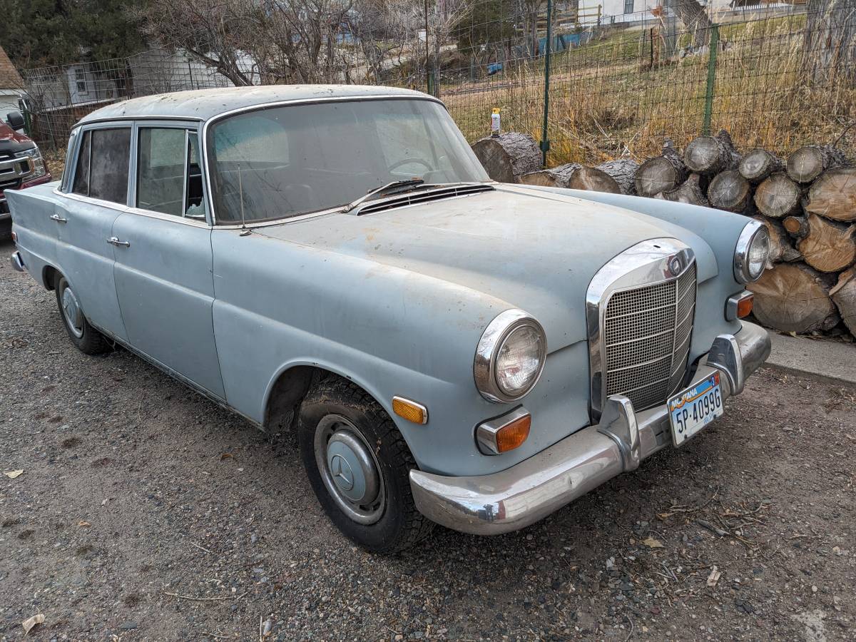 Mercedes-200d-diesel-1968-blue-13