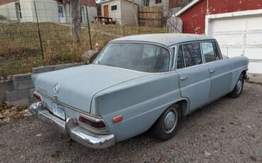 Mercedes-200d-diesel-1968-blue-14