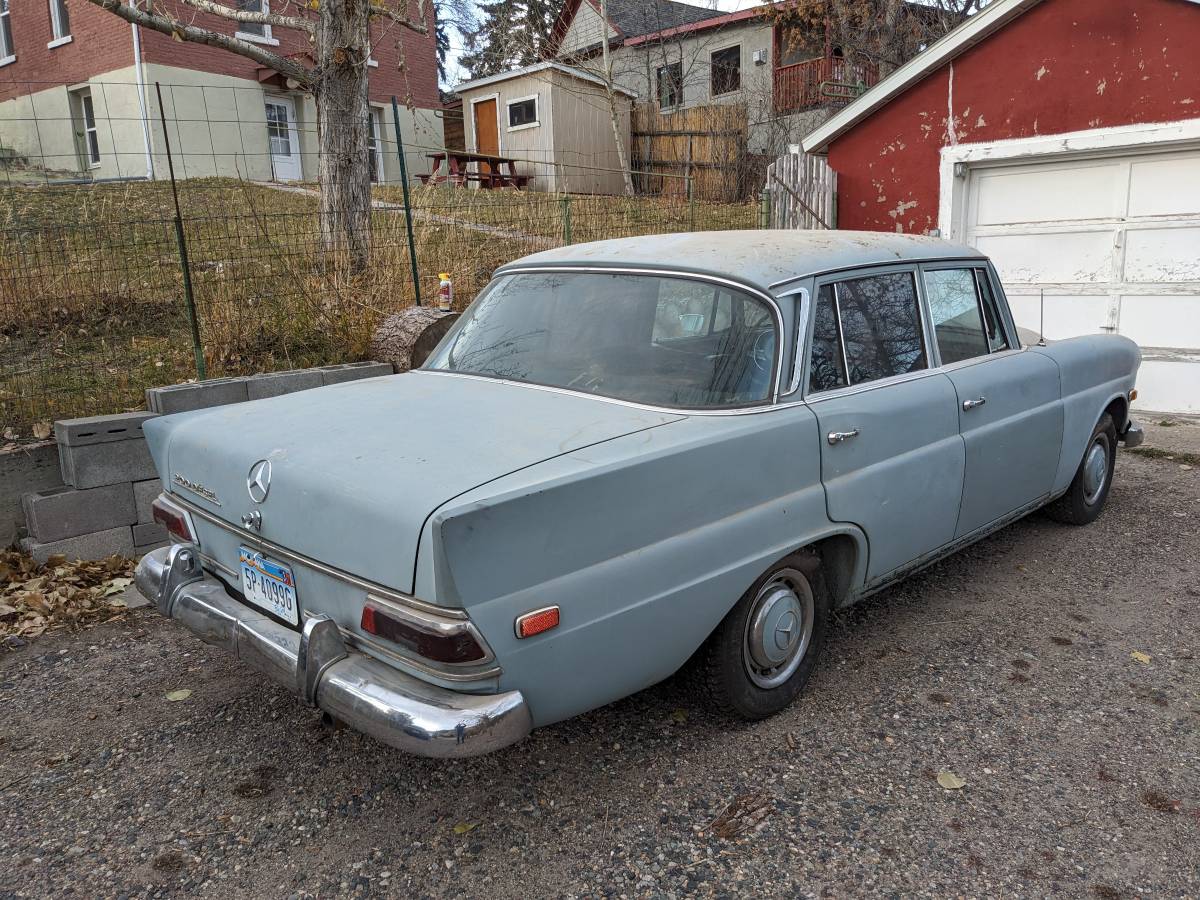 Mercedes-200d-diesel-1968-blue-14