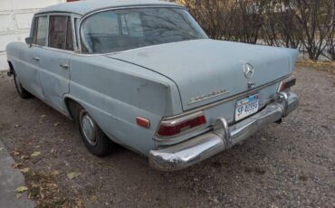 Mercedes-200d-diesel-1968-blue-15