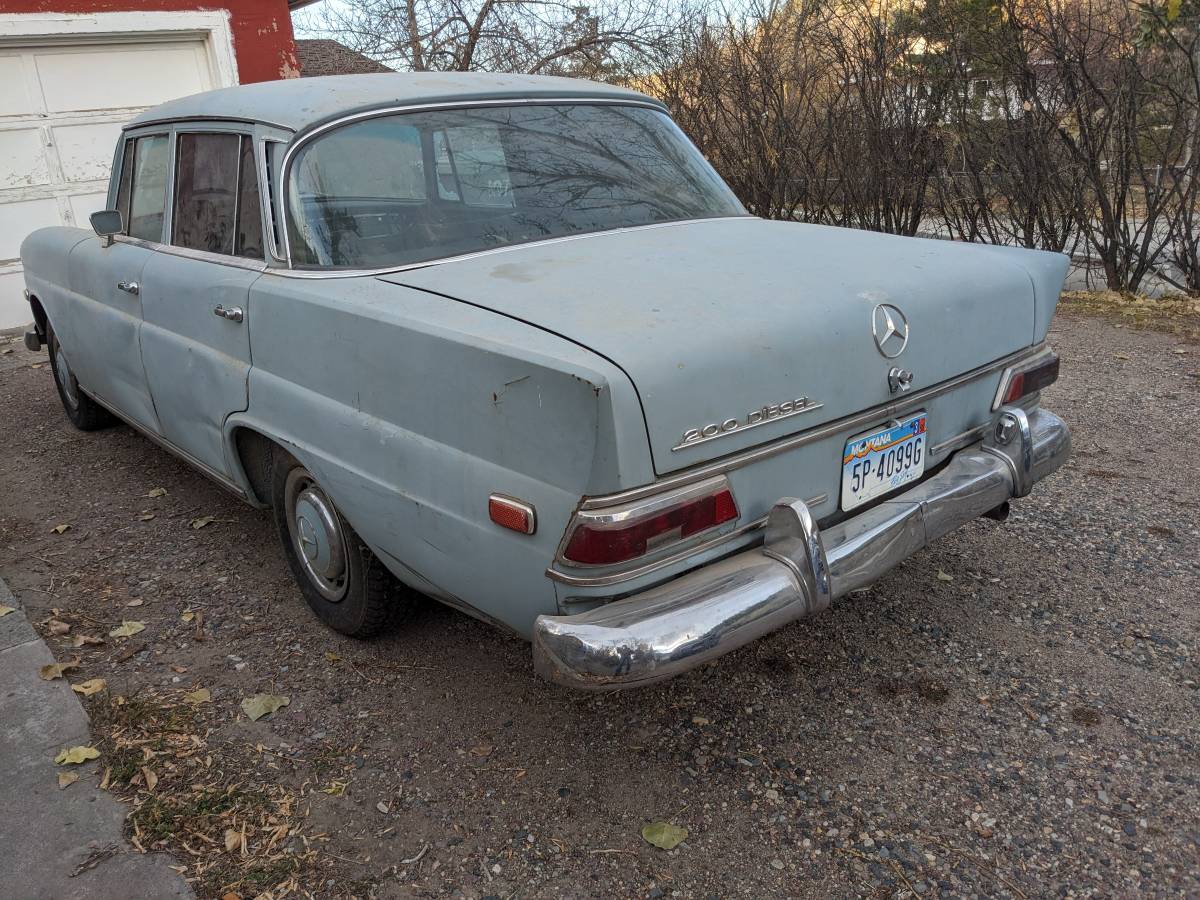 Mercedes-200d-diesel-1968-blue-15