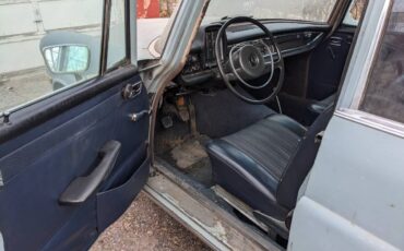 Mercedes-200d-diesel-1968-blue-17