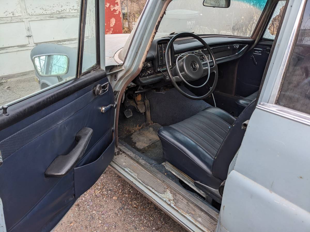 Mercedes-200d-diesel-1968-blue-17