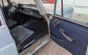 Mercedes-200d-diesel-1968-blue-18