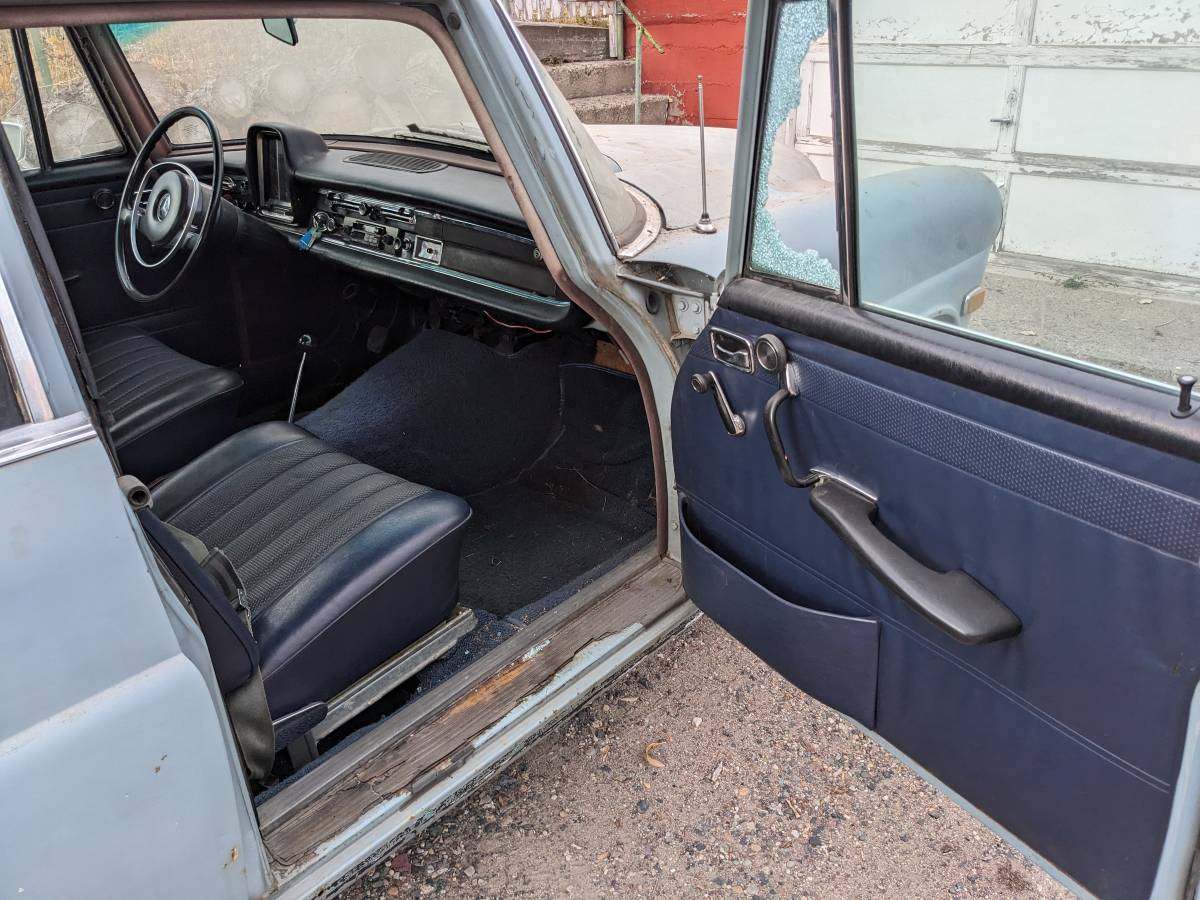 Mercedes-200d-diesel-1968-blue-18