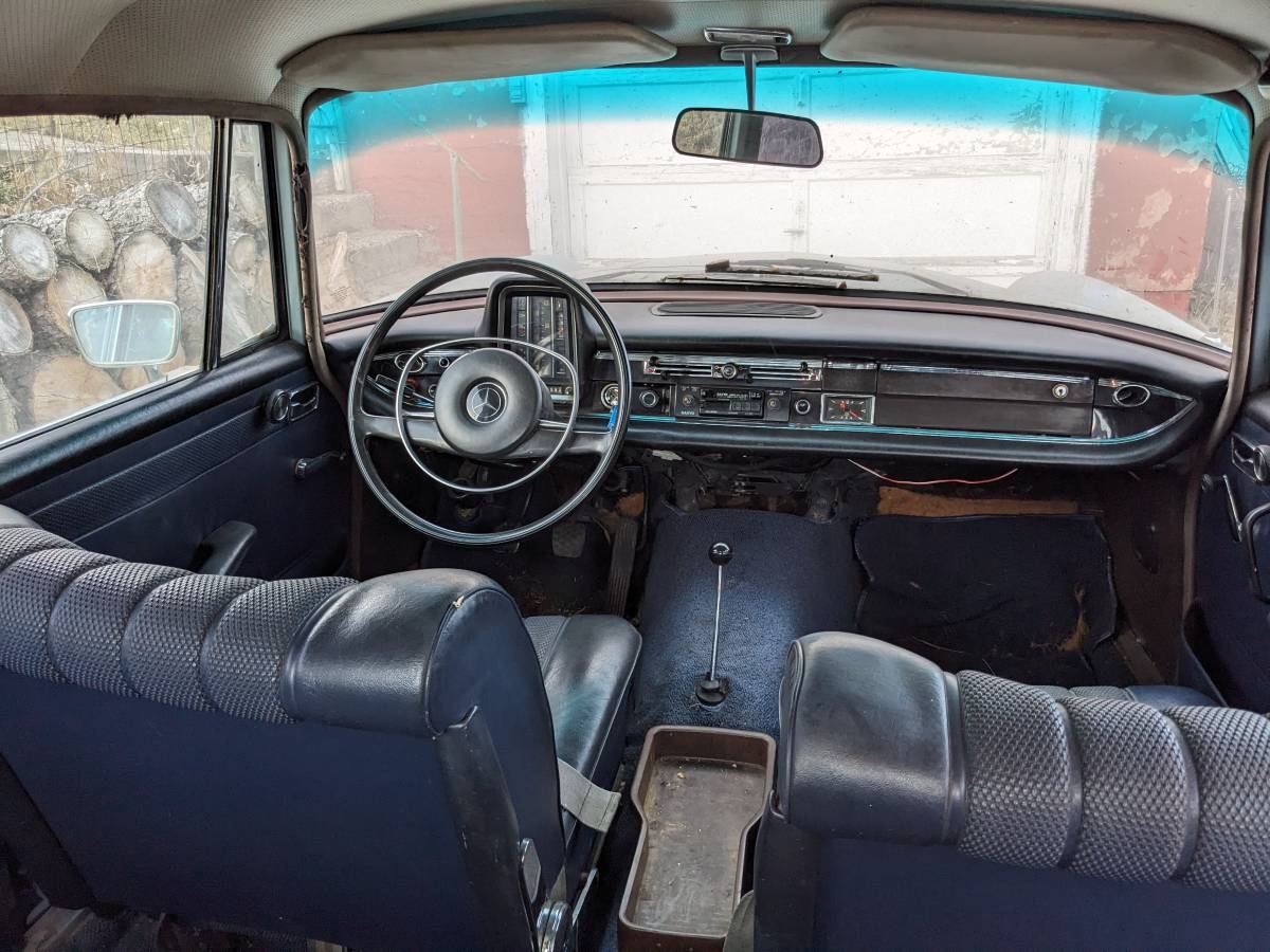 Mercedes-200d-diesel-1968-blue-19