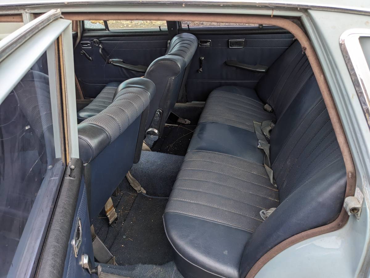 Mercedes-200d-diesel-1968-blue-21