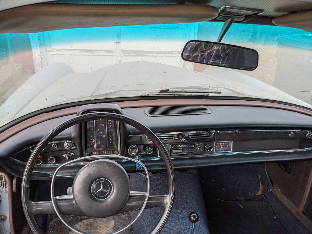 Mercedes-200d-diesel-1968-blue-22