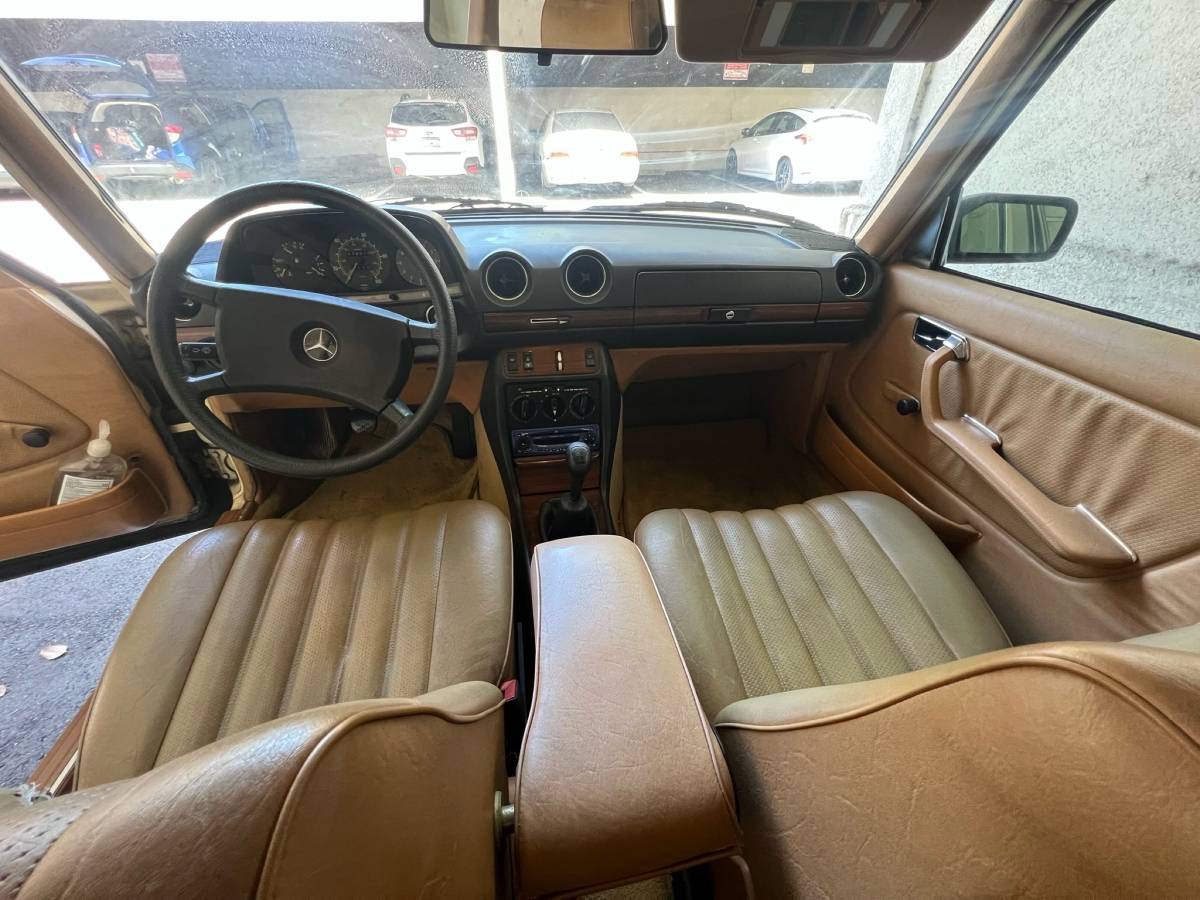 Mercedes-240d-diesel-1983-1