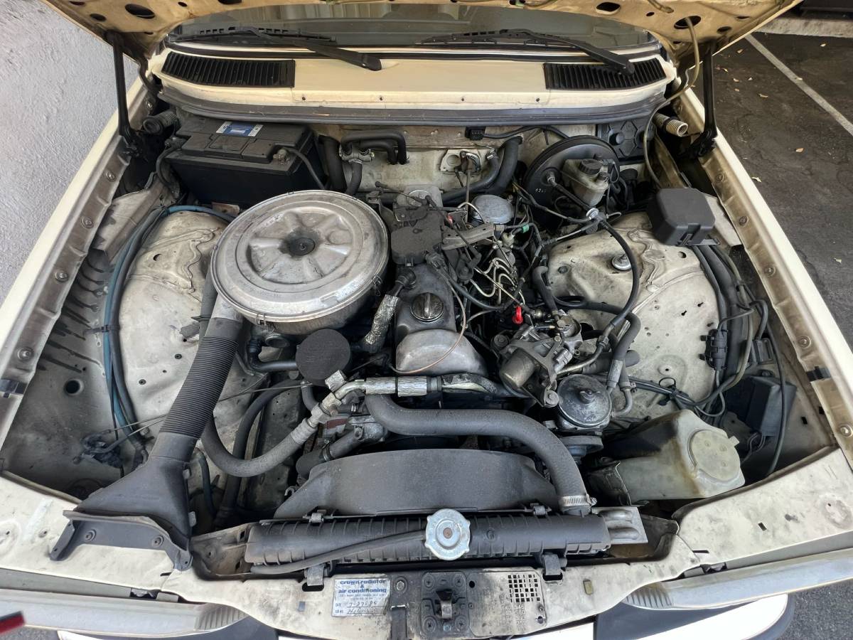 Mercedes-240d-diesel-1983-10