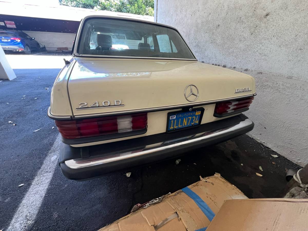 Mercedes-240d-diesel-1983-13