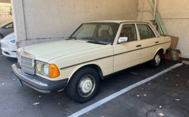 Mercedes-240d-diesel-1983-4