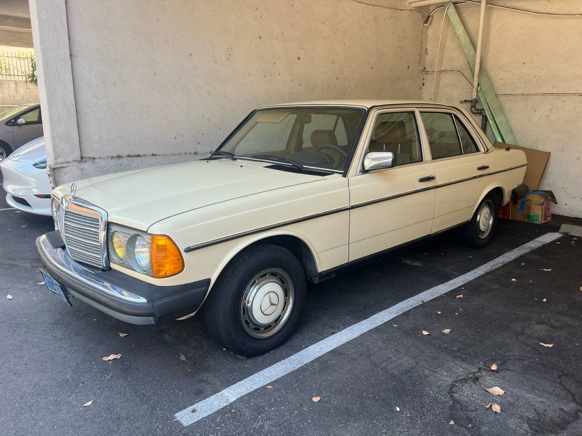 Mercedes-240d-diesel-1983-4