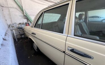 Mercedes-240d-diesel-1983-6