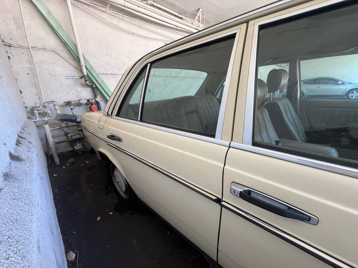 Mercedes-240d-diesel-1983-6