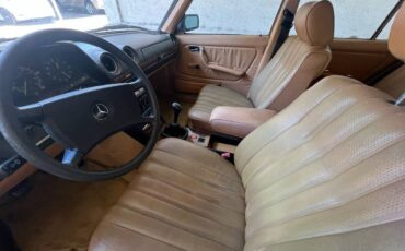 Mercedes-240d-diesel-1983-9