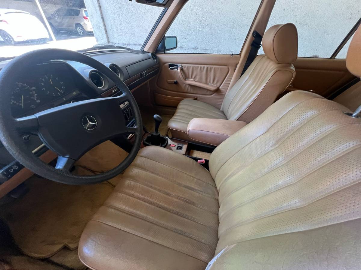 Mercedes-240d-diesel-1983-9