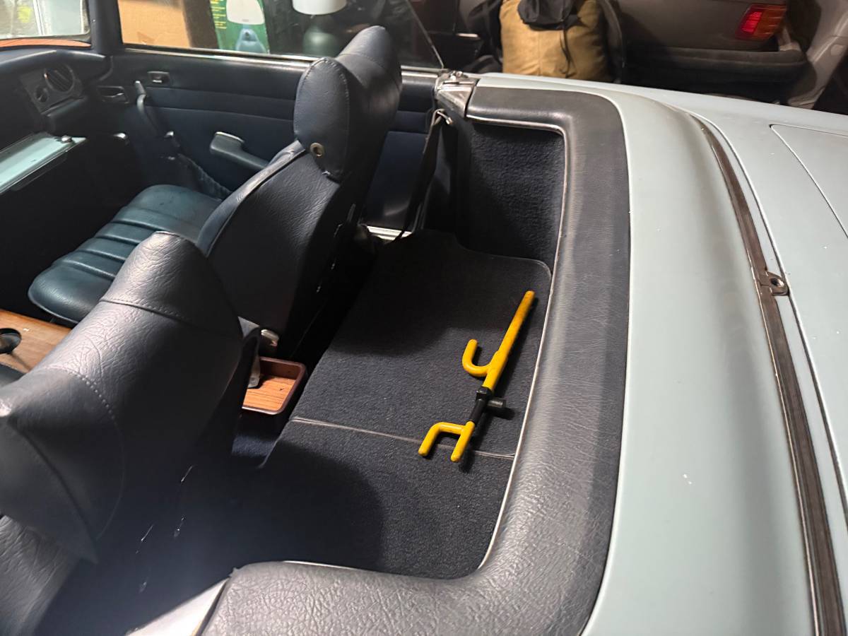 Mercedes-280-sl-1969-blue-13