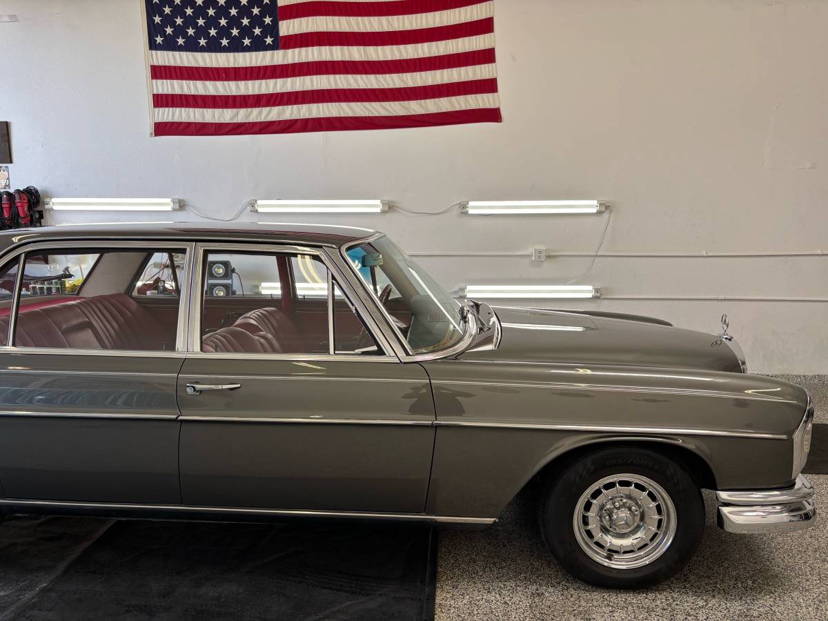 Mercedes-300-sel-1967-silver-38