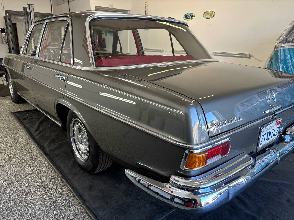 Mercedes-300-sel-1967-silver-42