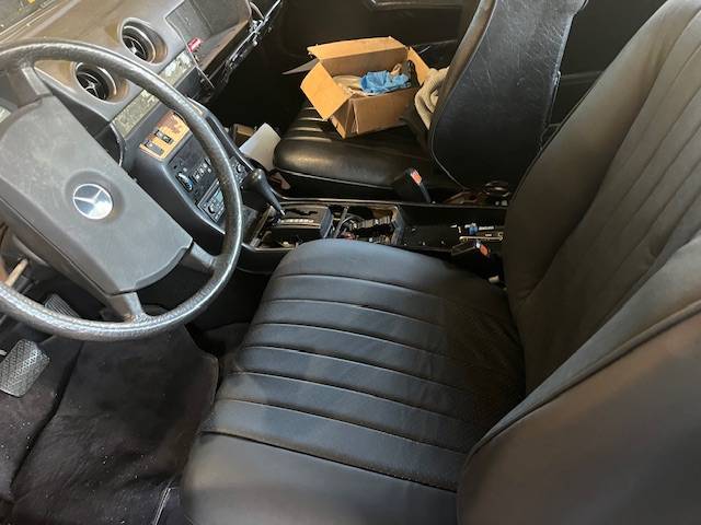 Mercedes-300cd-diesel-1982-red-8