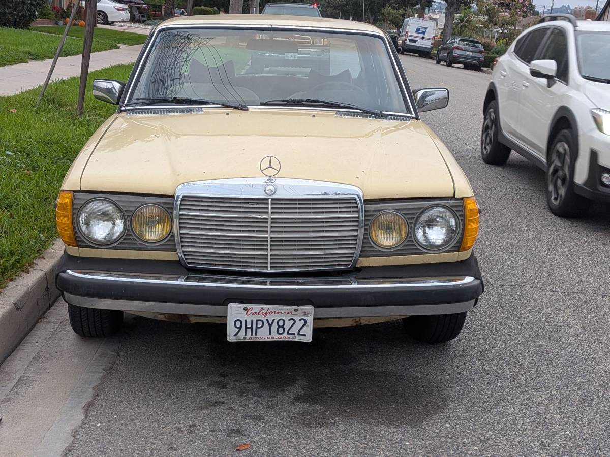 Mercedes-300d-diesel-1977-yellow-1