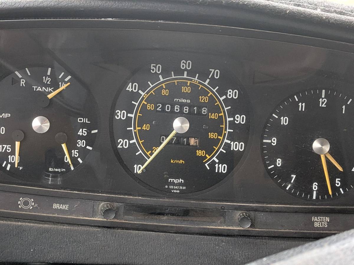 Mercedes-300d-diesel-1977-yellow-11