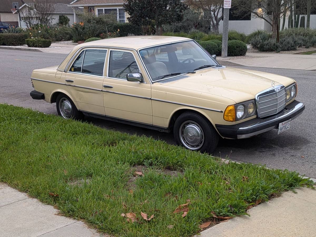 Mercedes-300d-diesel-1977-yellow-3