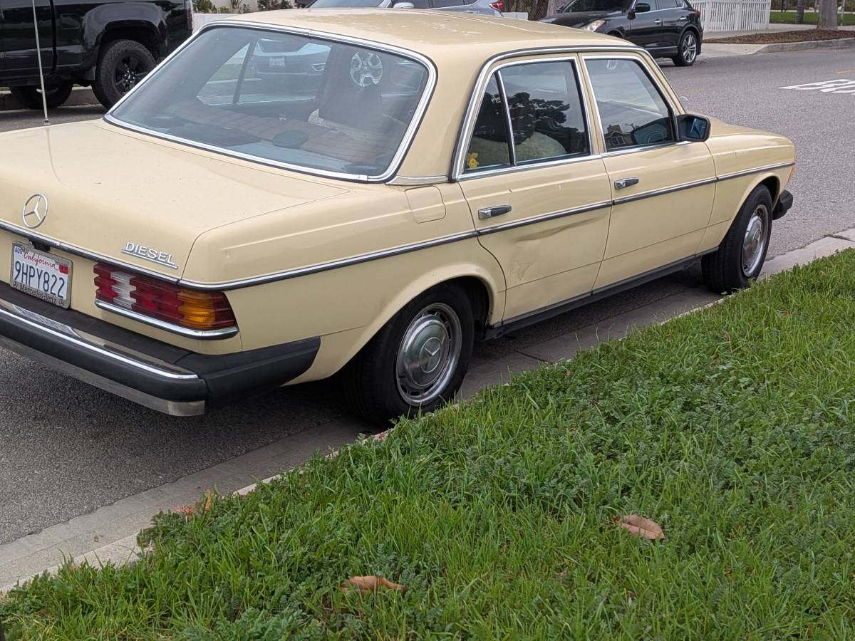 Mercedes-300d-diesel-1977-yellow-4