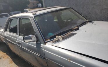 Mercedes-300d-diesel-1982-blue-7