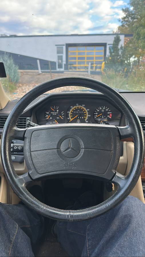 Mercedes-300e-1990-custom-1