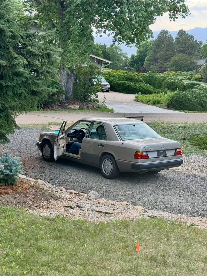 Mercedes-300e-1990-custom-3