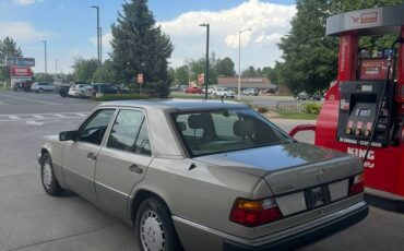 Mercedes-300e-1990-custom-4