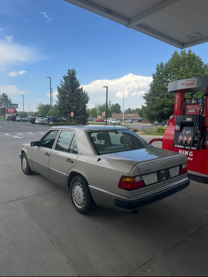 Mercedes-300e-1990-custom-4